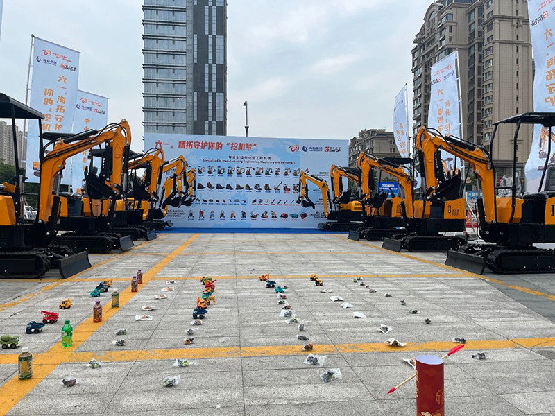 Shandong Hightop Group внедрила инновации и интегрировалась, чтобы создать «другую» выставку экскаваторов, а интерактивное граффити для родителей и детей взорвало Эгейское море